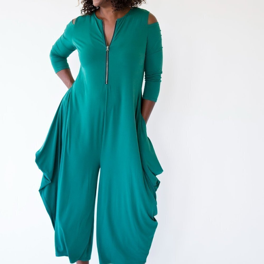 27. NWT Aria Jackson Open Shoulder Green Zipper Jumper